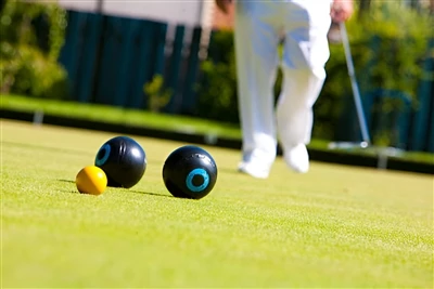 Hvad er reglerne for bowling på græsplænen